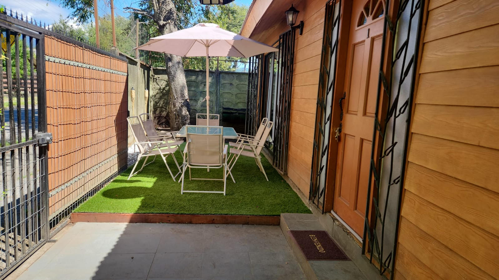 terraza en la cabaña para 8 personas con dos habitaciones matrimoniales udeal para escapadas de matrimonios