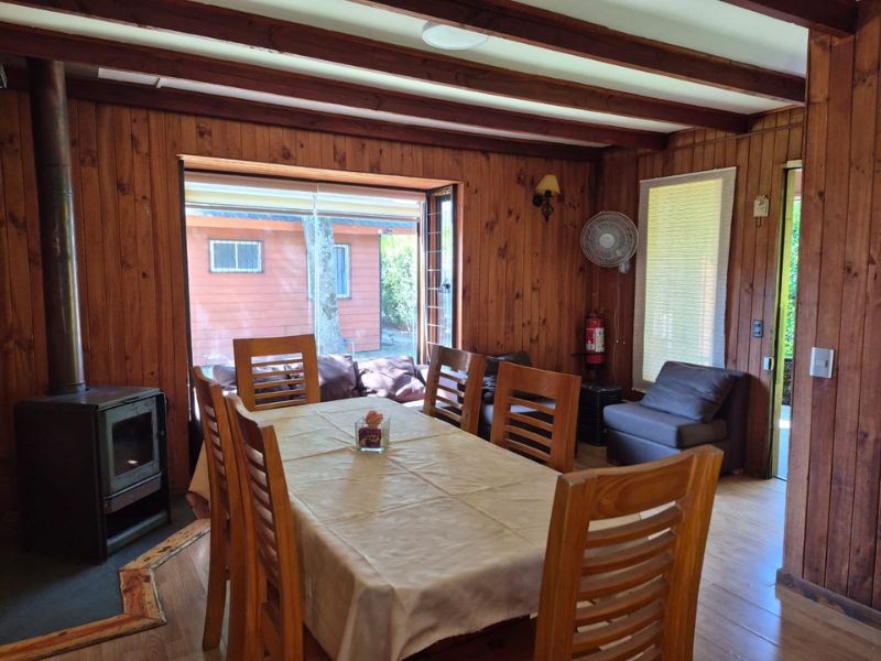 cabaña con dos dormitorios matrimoniales en pucon- comedor