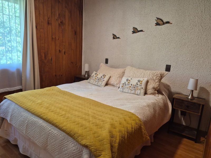 cabaña con dos dormitorios matrimoniales en pucon- dormitorio uno