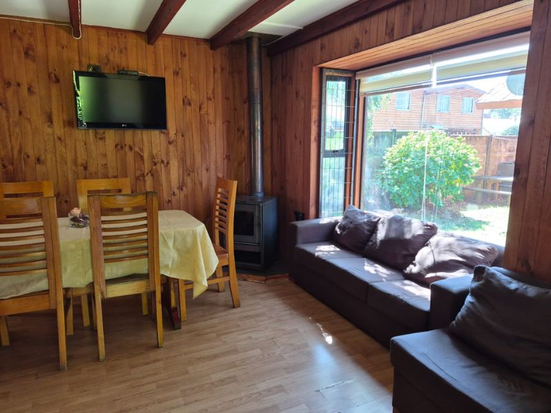 cabaña con dos dormitorios matrimoniales en pucon- sala de estar