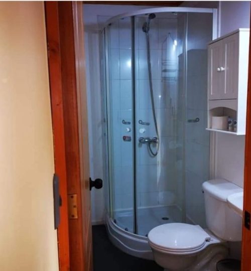 Baño de la habitación matrimonial de hotel kernayel en Pucon