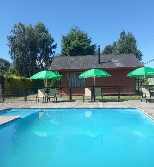 Piscina exterior de hotel y cabañas kernayel en pucón,apta solo en temporada de verano.