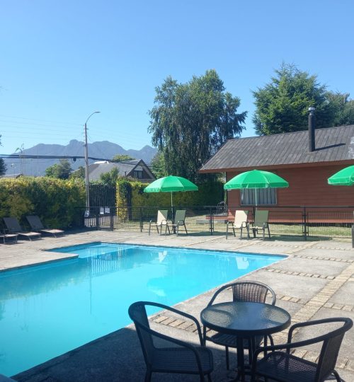 Piscina exterior de hotel y cabañas kernayel en pucón,apta solo en temporada de verano.