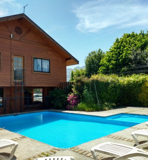 Piscina exterior de hotel y cabañas kernayel en pucón,apta solo en temporada de verano.