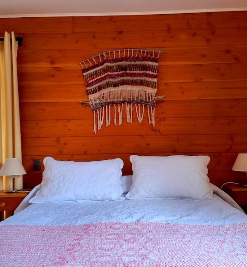 Habitacion de hotel en Pucon con cama matrimonial.