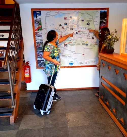 Recepcionista informando a nuestros huespedes sobre la zona de pucon