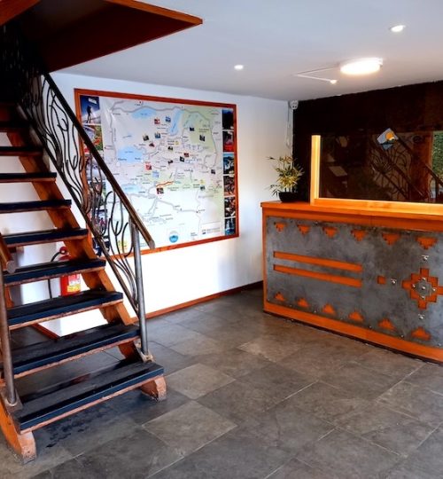 Esta es la receocion de hotel y cabañas kernayel en Pucon